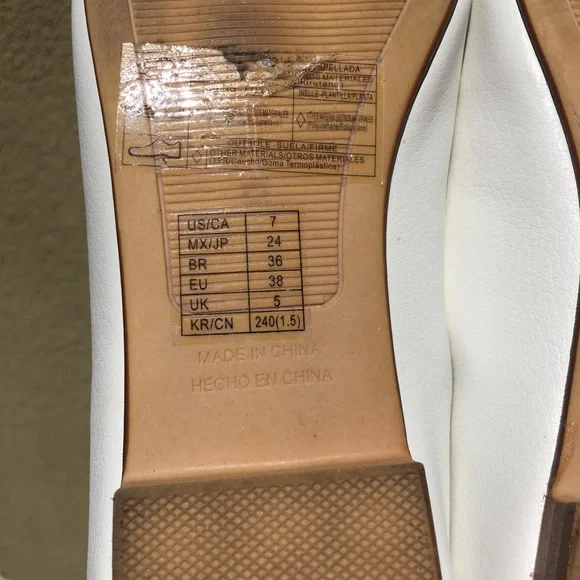 🌷🪷 Lovely white loafer flats. Only worn once on carpet for a few hours. - Picture 9 of 10